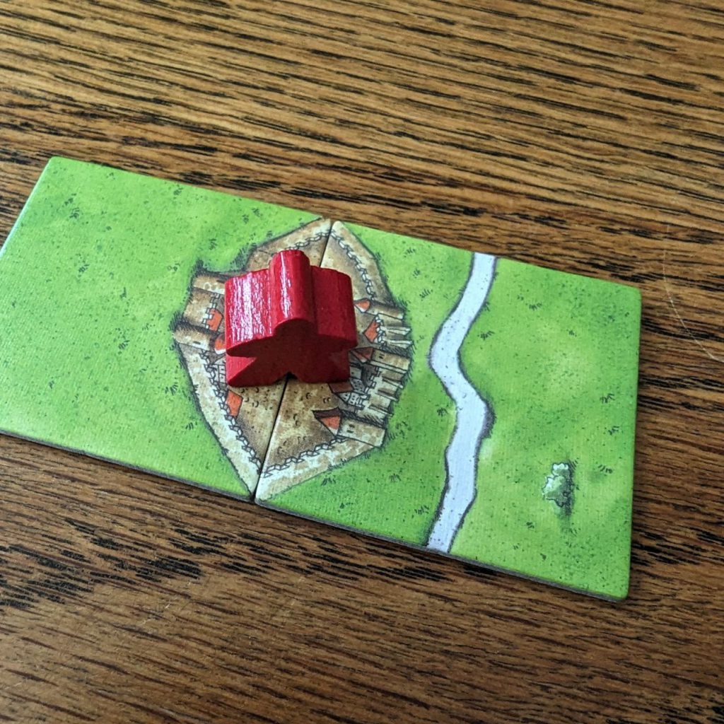Meeple op een stad die af is