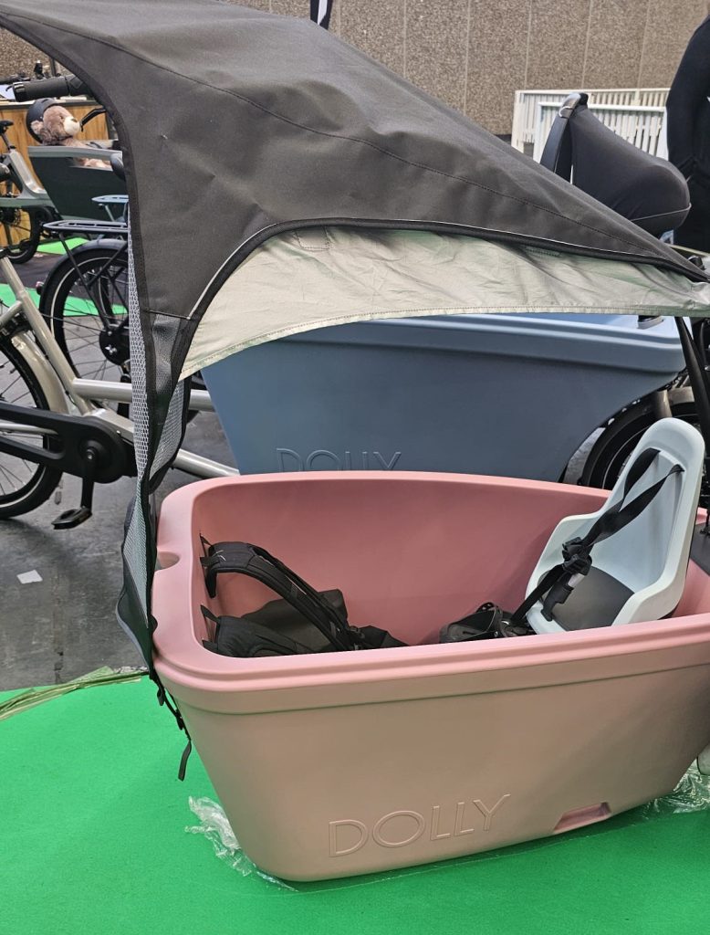 Dolly bakfiets met baby naar strand met zonnescherm
