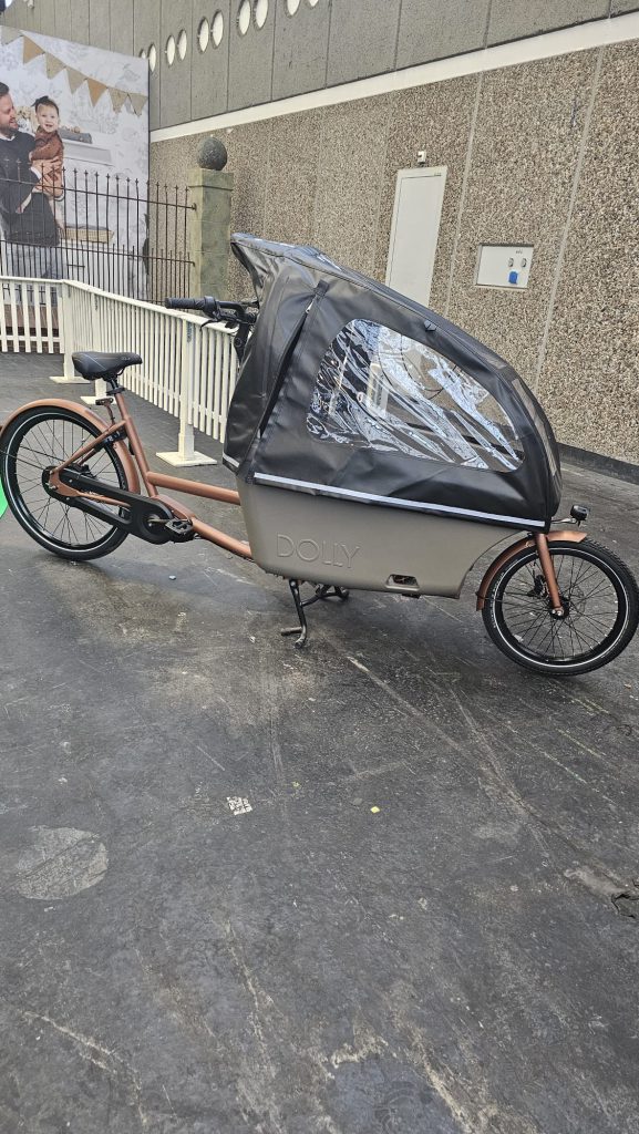 Dolly bakfiets met baby naar strand