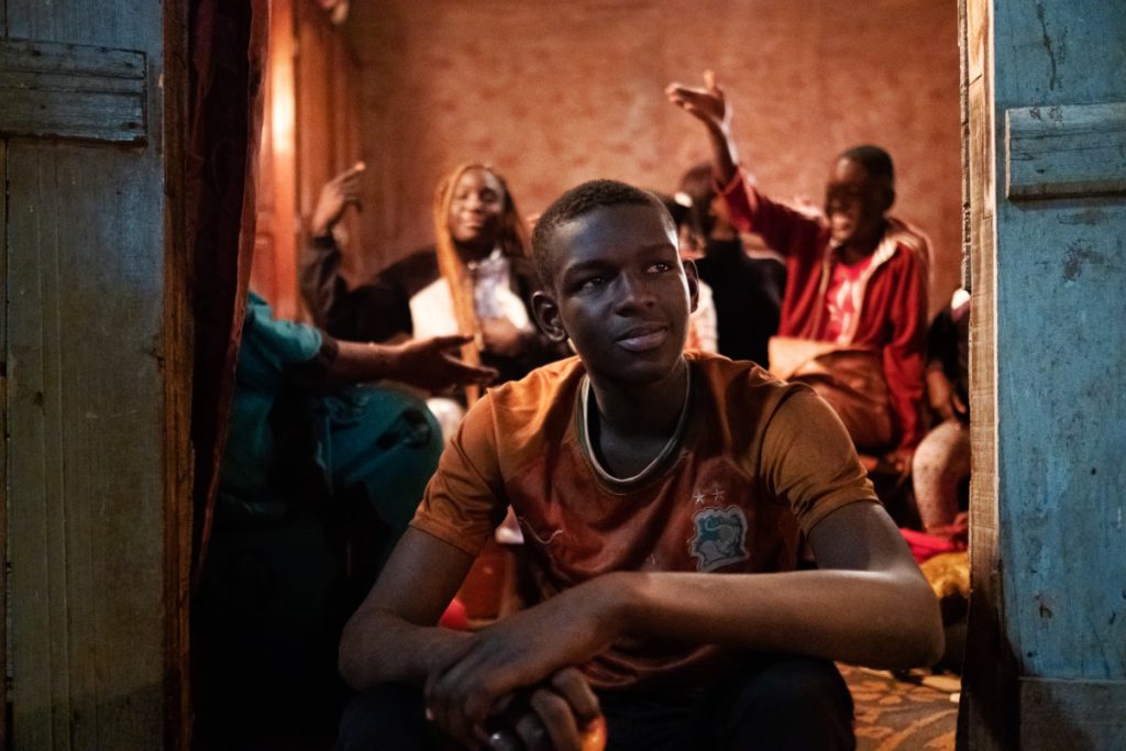 Io Capitano, twee vrienden gaan van Senegal Europa. Hun moderne Odyssee leidt door de woestijn, het detentiecentra en de gevaren van de zee.