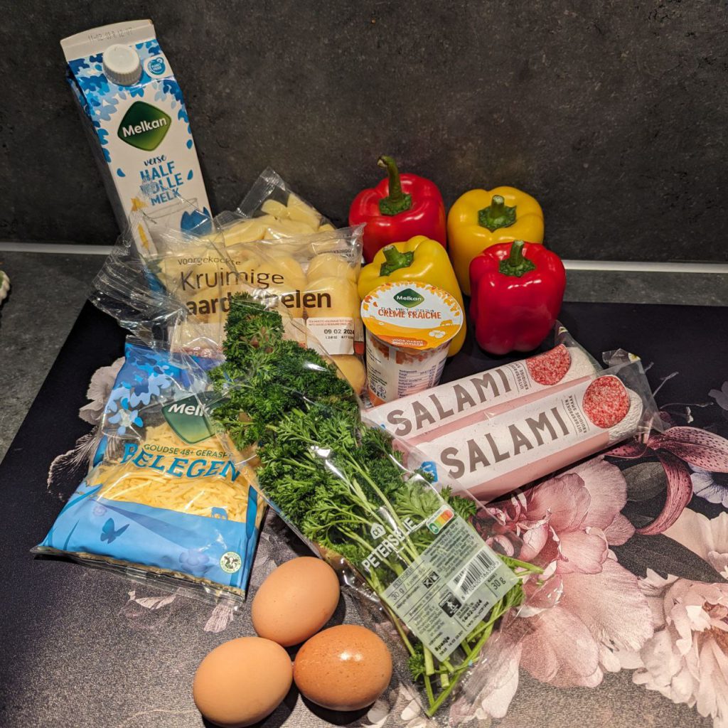 ingrediënten Hongaarse paprikaschotel uit de oven. Thuis vroeger een favoriet recept met paprika, salami en aardappels. Simpel ovenrecept met vlees