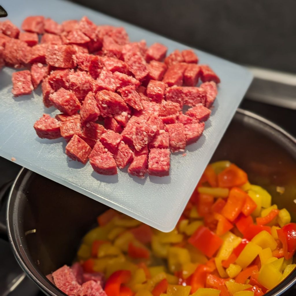 Hongaarse paprikaschotel uit de oven. Thuis vroeger een favoriet recept met paprika, salami en aardappels. Simpel ovenrecept met vlees