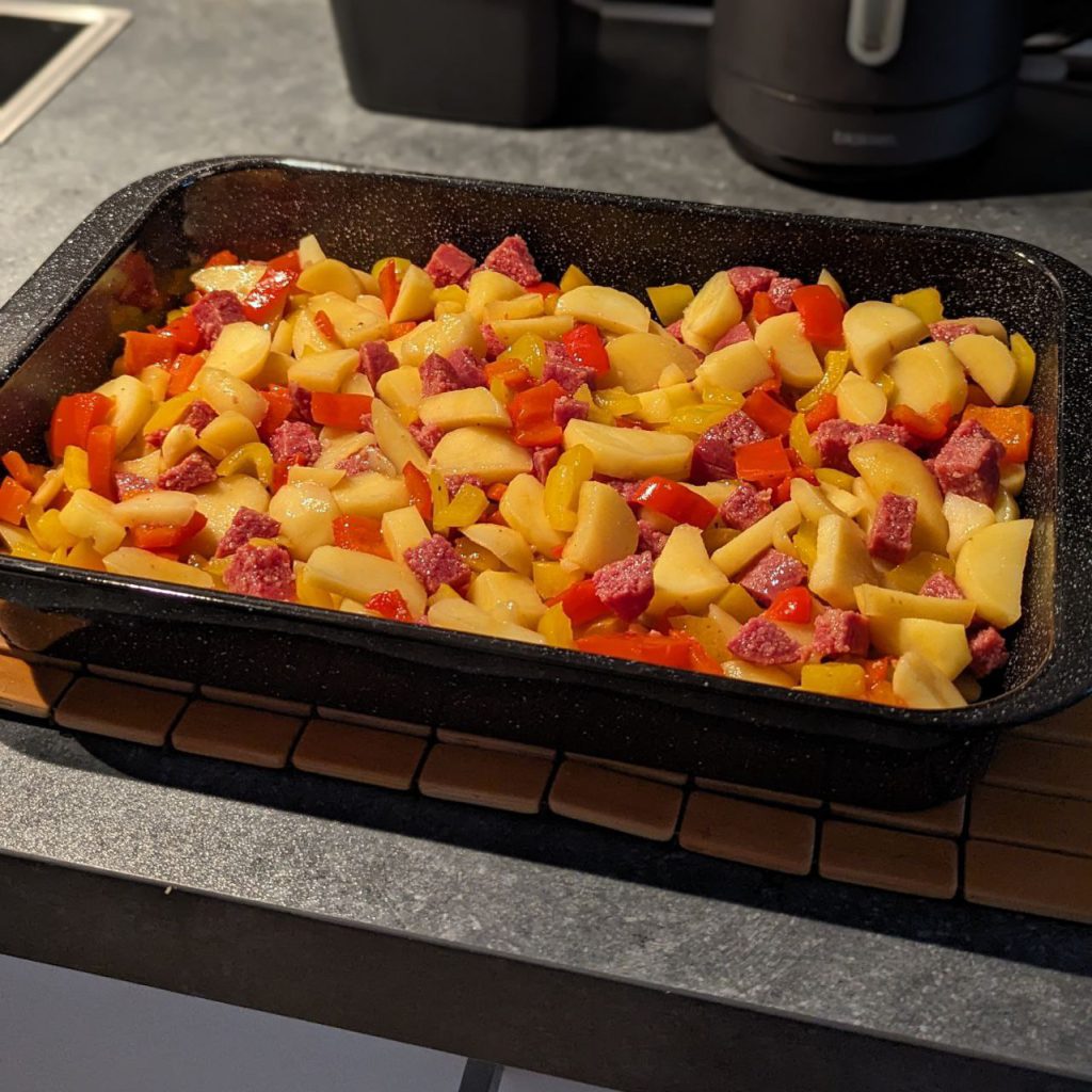 Hongaarse paprikaschotel uit de oven. Thuis vroeger een favoriet recept met paprika, salami en aardappels. Simpel ovenrecept met vlees
