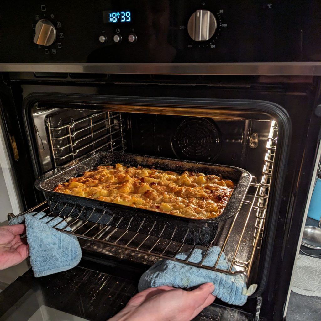 Hongaarse paprikaschotel uit de oven. Thuis vroeger een favoriet recept met paprika, salami en aardappels. Simpel ovenrecept met vlees