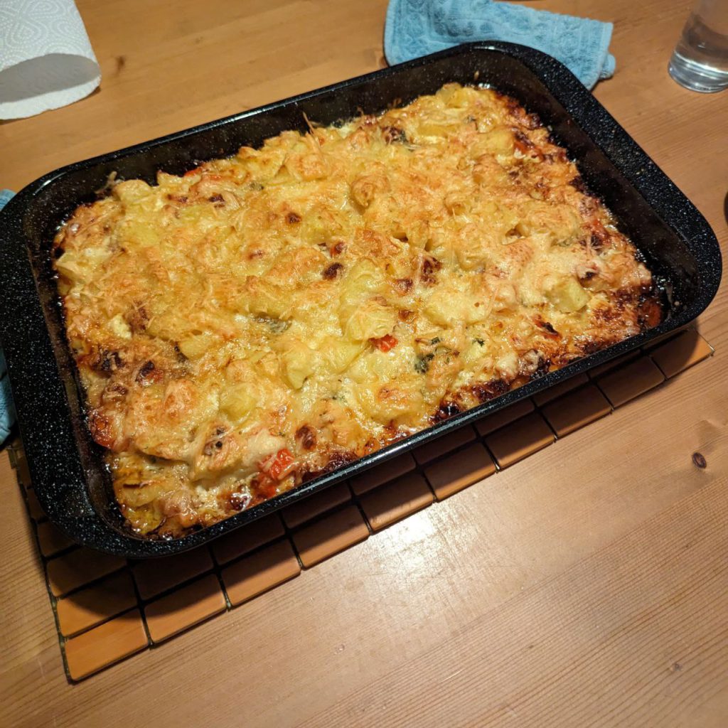 Hongaarse paprikaschotel uit de oven. Thuis vroeger een favoriet recept met paprika, salami en aardappels. Simpel ovenrecept met vlees