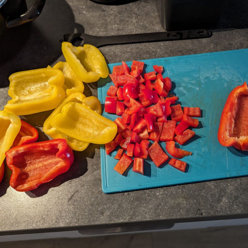 gesneden paprika Hongaarse paprikaschotel uit de oven. Thuis vroeger een favoriet recept met paprika, salami en aardappels. Simpel ovenrecept met vlees