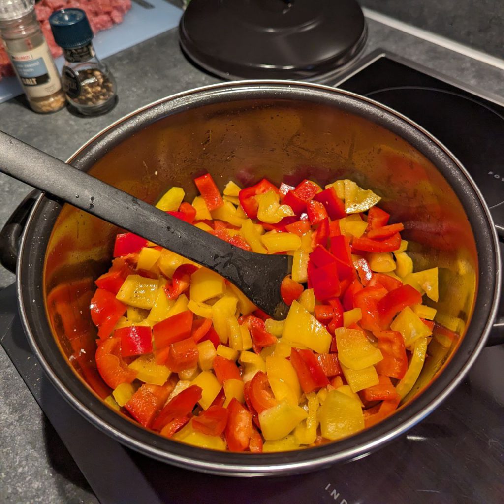 Paprika bakken voor de Hongaarse paprikaschotel uit de oven. Thuis vroeger een favoriet recept met paprika, salami en aardappels. Simpel ovenrecept met vlees
