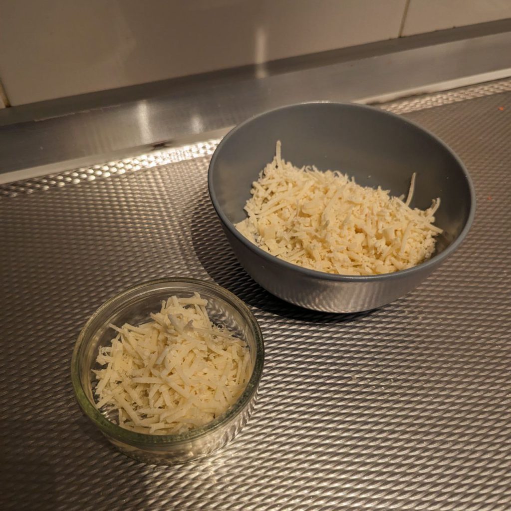 Geraspte parmagiano voor Pasta Carbonara
