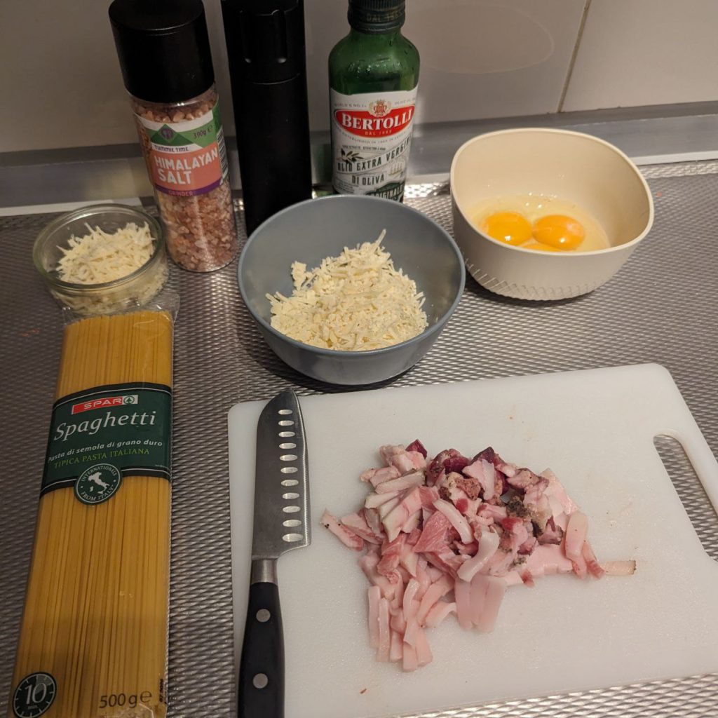 Alle ingediënten Pasta Carbonara klaar voor gebruik
