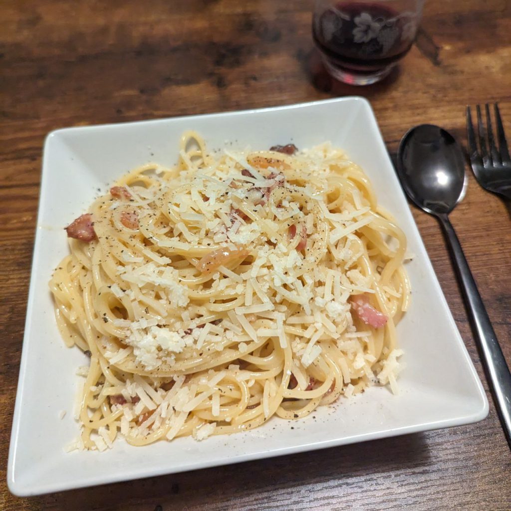 Bord pasta carbonara Italiaans gerecht met spaghetti