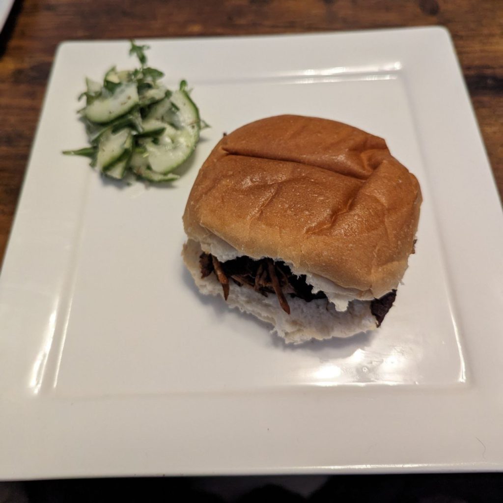 Broodje pulled pork en wat salade