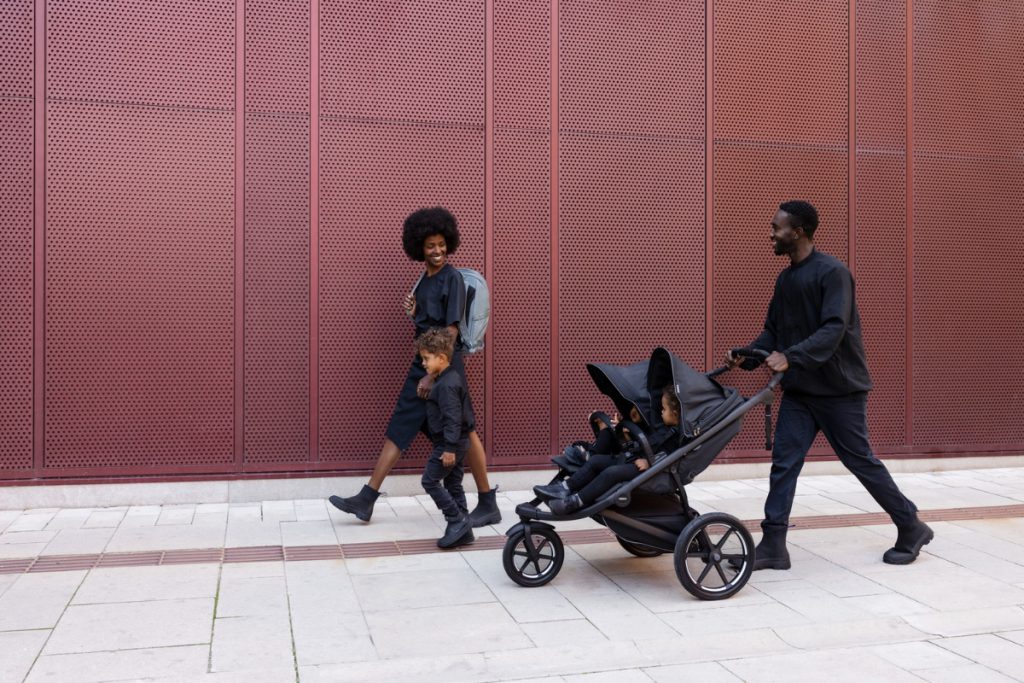 double kinderwagen voor een tweeling of baby en peuter gezin op pad in de stad