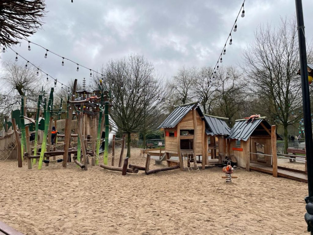 speeltuin in de dierentuin van Kleef