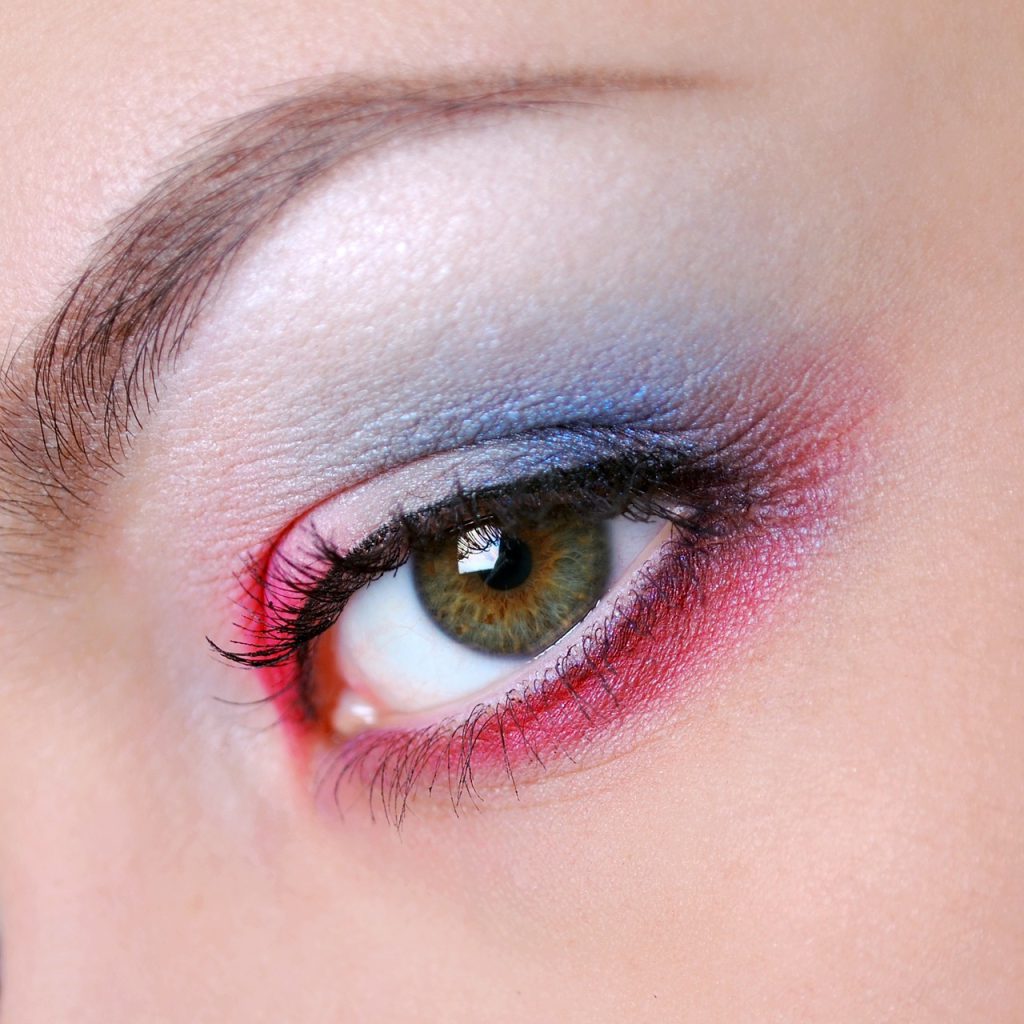 blauwe oogschaduw beauty trends 2024