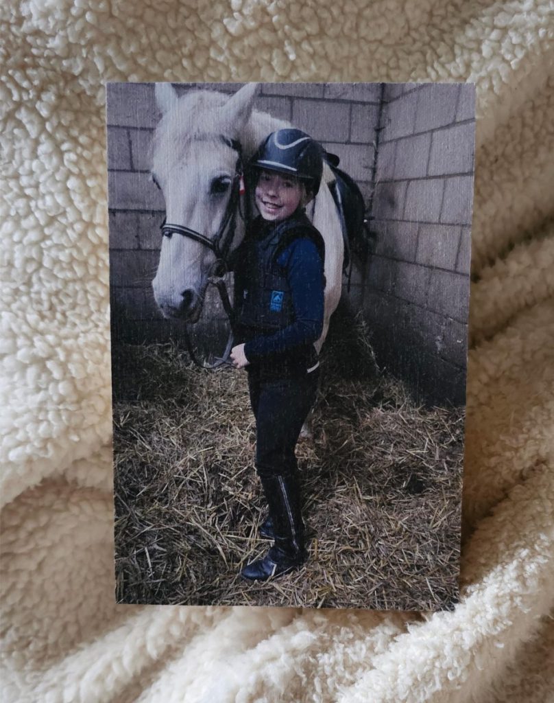 fotoproduct op hout meisje met pony