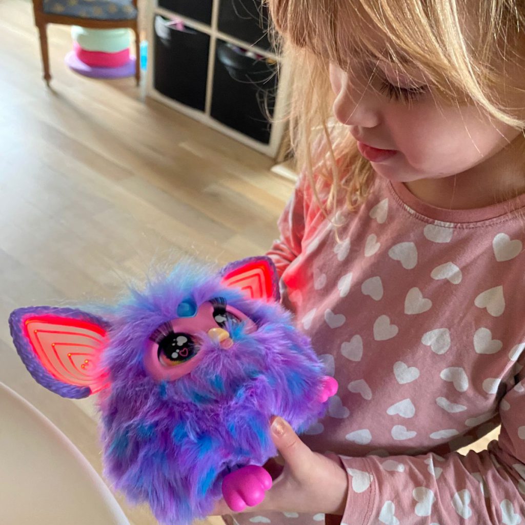 digitaal dier knuffel huisdier retro iconisch speelgoed cadeautip hasbro cadeautip furby