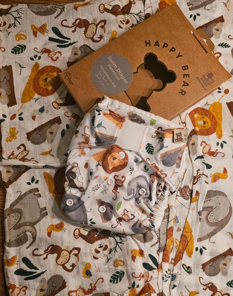 Met je baby naar het strand in stijl met een wasbare zwemluier en grote swaddle hydrofiele handdoek