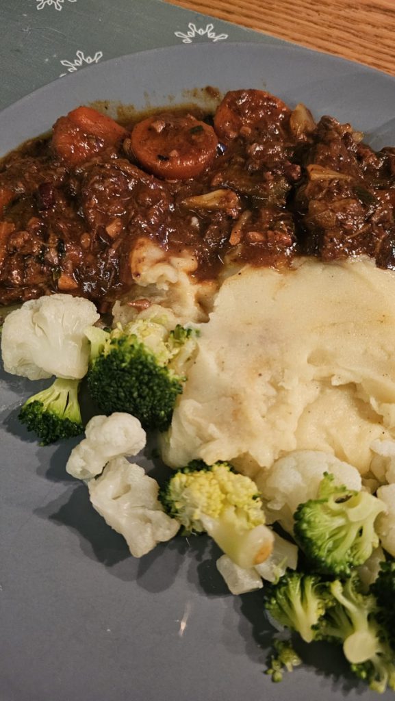 stoofvlees met aardappelpuree en groentes
