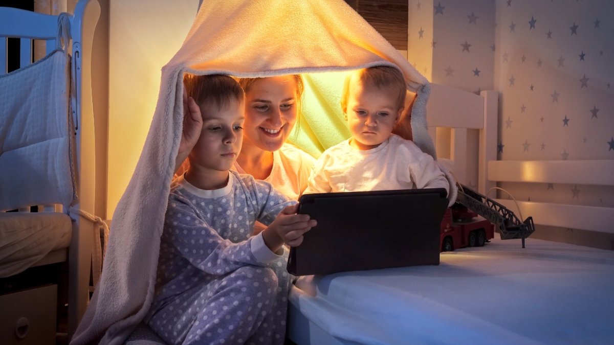 tv avond met de kinderen in een hut