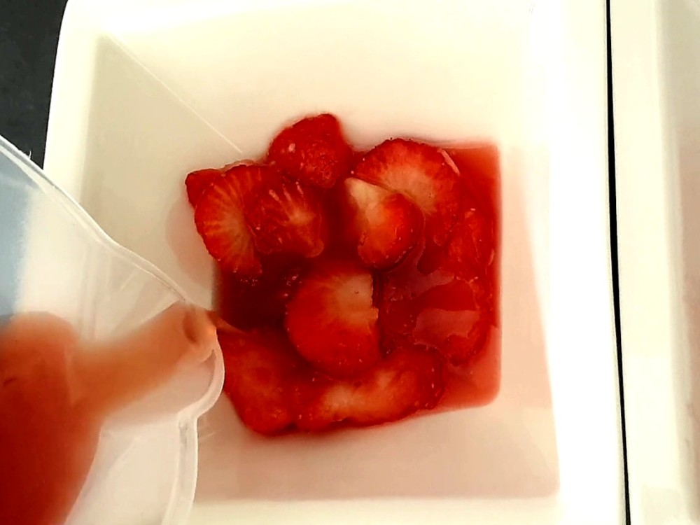 Kinderkookboek Schenk de limonadegelatine over de aardbeien