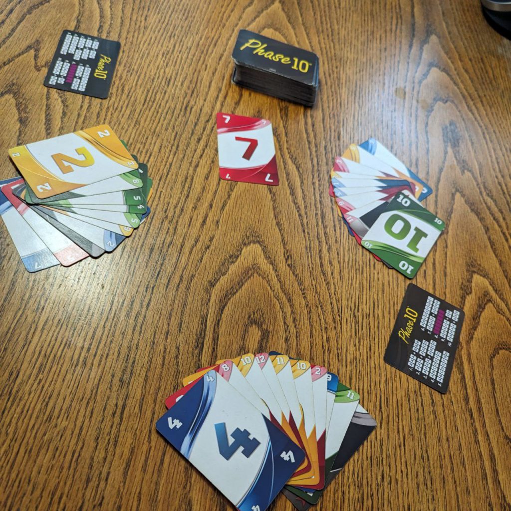 Tafel met kaarten, gedeeld voor drie spelers