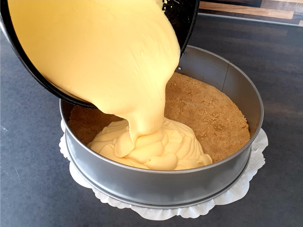 Deze Vrolijke Paastaart met KitKat chocoladehazen en chocolade eitjes is een eyecatcher voor de paasbrunch. Mango Kwarktaart met een strik