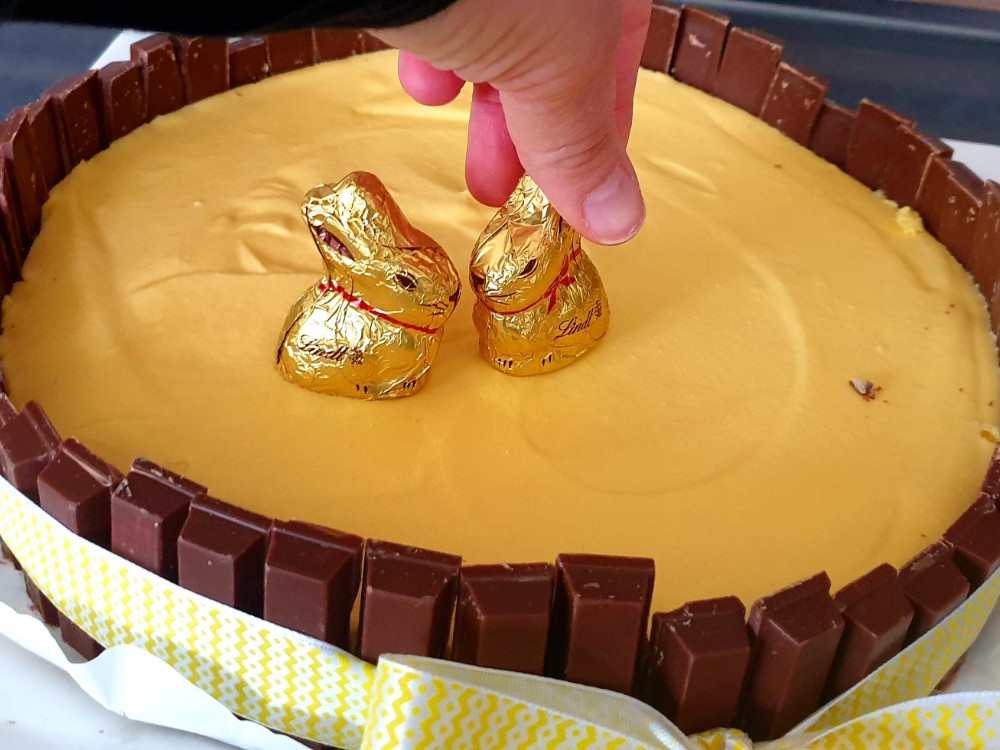 Deze Vrolijke Paastaart met KitKat chocoladehazen en chocolade eitjes is een eyecatcher voor de paasbrunch. Mango Kwarktaart met een strik