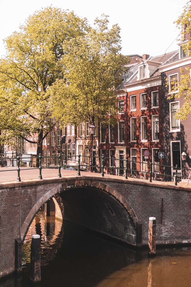 Amsterdam verkennen op het water grachten