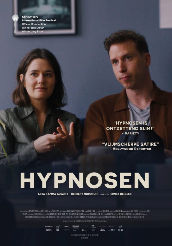 Filmposter Hypnosen, satire waarin hypnosetherapie grote gevolgen heeft als een millennial-stel tijdens een trainingsweekeinde hun startup moet pitchen.