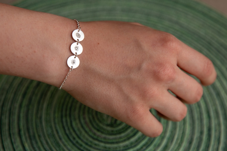 geboortebloemen sieraad trotse moeder, kinderen dichtbij, zilveren armbandje