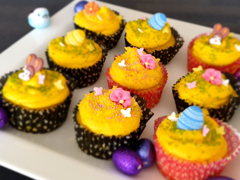 Lente cupcakes vullen de leegte die de paasdagen achterlieten. Heerlijk genieten van lemoncurd in vrolijke mini muffin gebakjes van dr oetker