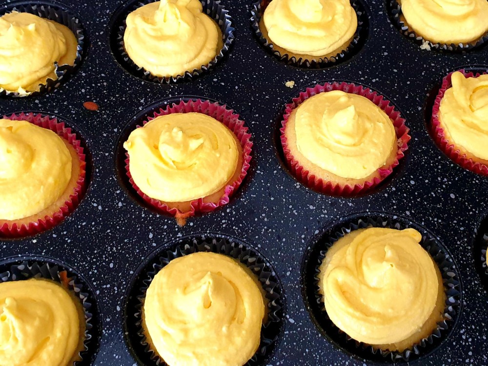 Lente cupcakes vullen de leegte die de paasdagen achterlieten. Heerlijk genieten van lemoncurd in vrolijke mini muffin gebakjes van dr oetker