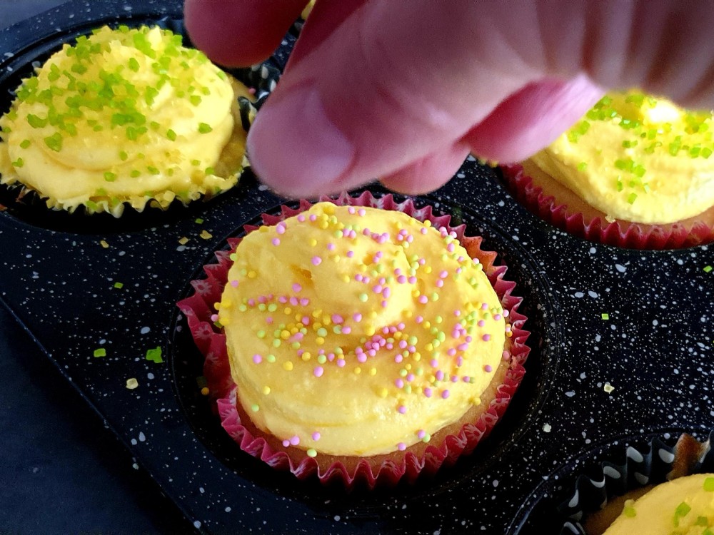 Lente cupcakes vullen de leegte die de paasdagen achterlieten. Heerlijk genieten van lemoncurd in vrolijke mini muffin gebakjes van dr oetker