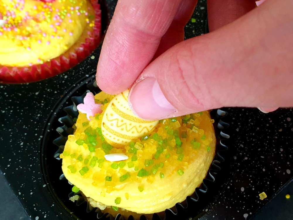 Lente cupcakes vullen de leegte die de paasdagen achterlieten. Heerlijk genieten van lemoncurd in vrolijke mini muffin gebakjes van dr oetker