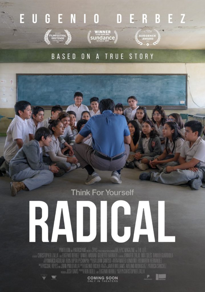 Radical, een leraar besluit tegen alle regels in het roer op een kansloze school in Mexico volledig om te gooien. Waargebeurd verhaal