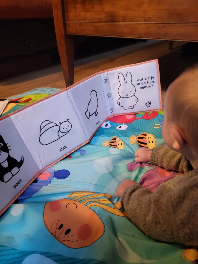 baby leest nijntje tummy time