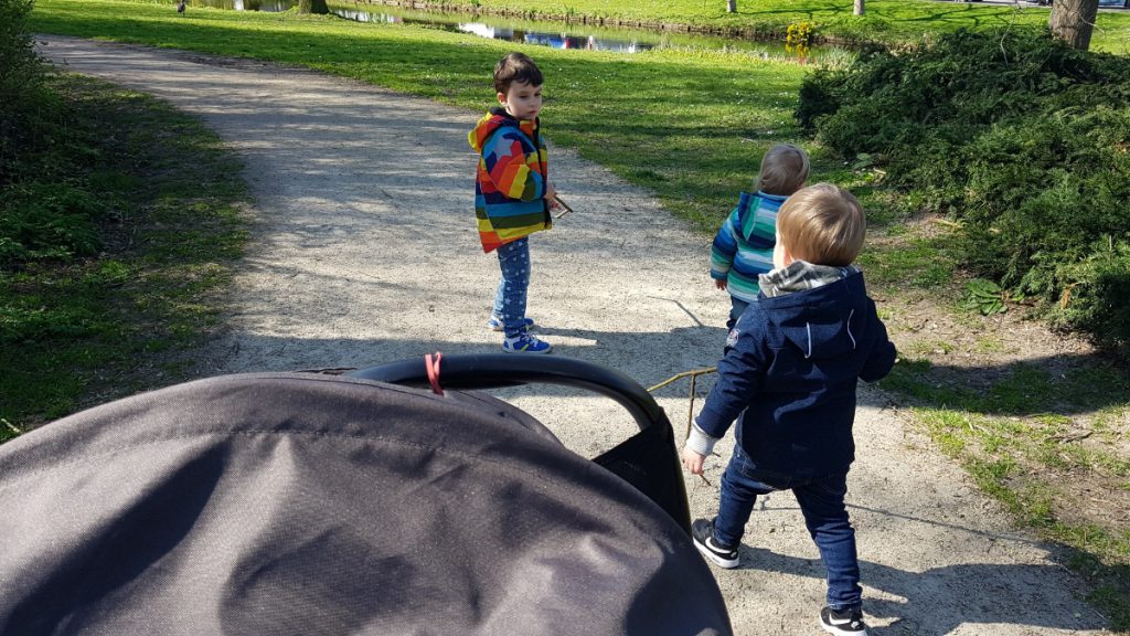 gastouder wandelen met peuters in park