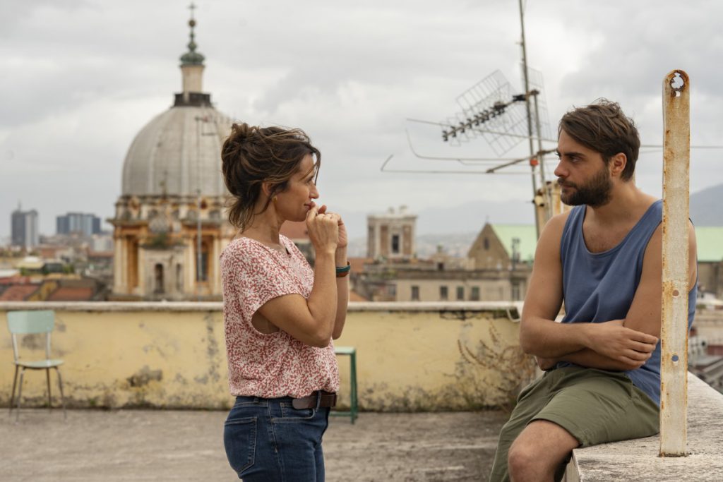 Man en vrouw op dak in Italie in Napels