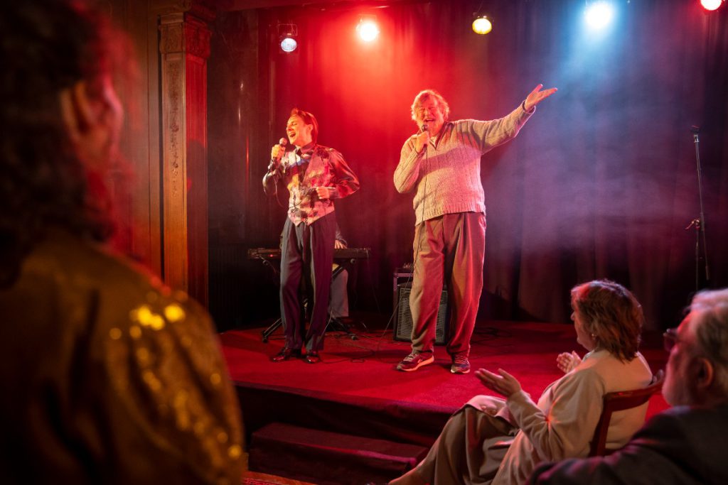 Treasure zingen in een bar