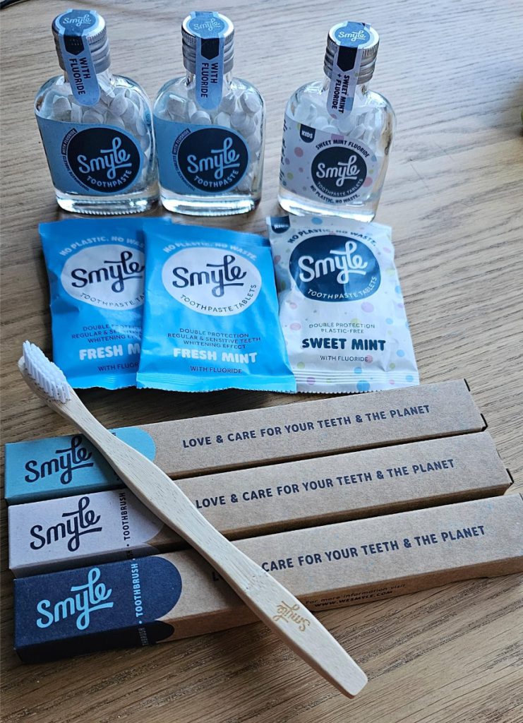 tandpasta tabs voor kinderen e volwassenen en houten tandenborstels Smyle 
Love & Care for your teeth & the planet