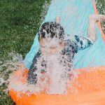 kind op waterglijbaan splash