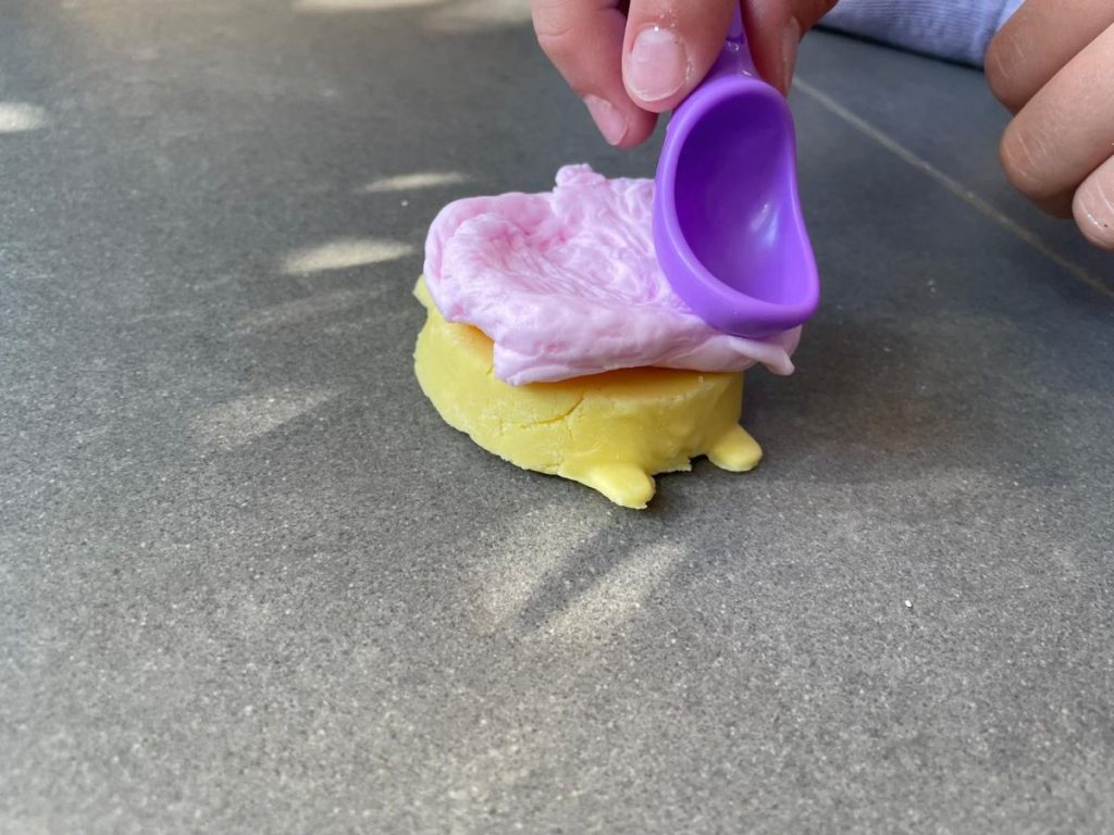 glazuur op taart doen