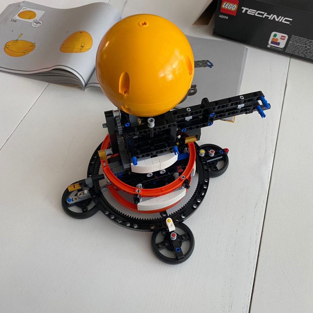 LEGO Technic De aarde en de maan in beweging