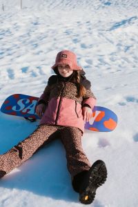 Winteracitiviteiten buiten wandelen in de winter met goede winterkleding van Protest