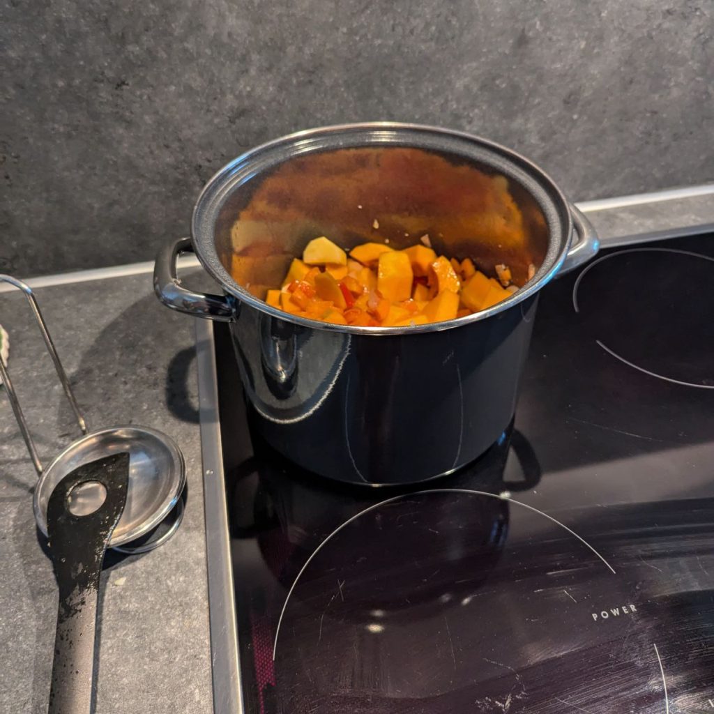 groenten bakken en vocht toevoegen