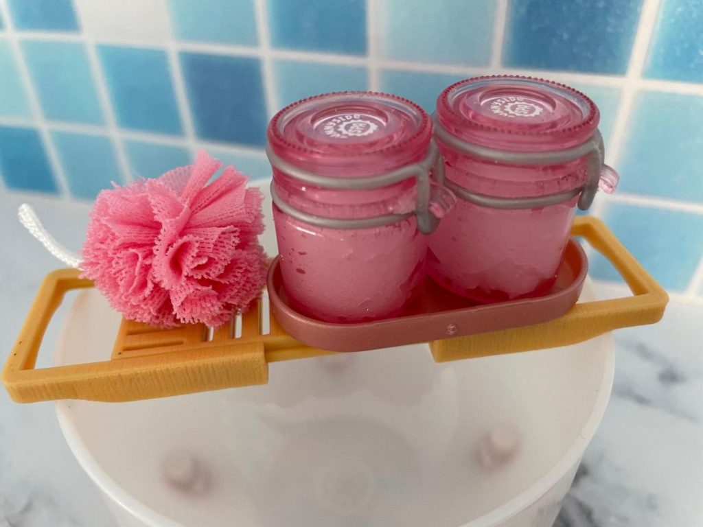 kleine potjes scrubzout met bad puffer