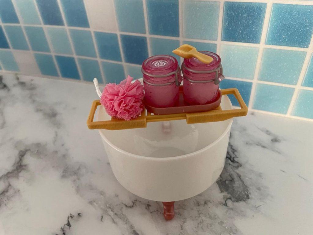 badkuip met potjes scrubzout