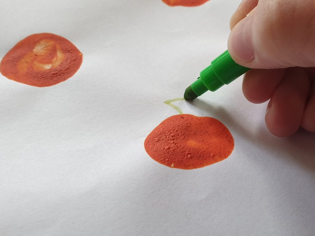 pompoenen stempelen van kastanjes