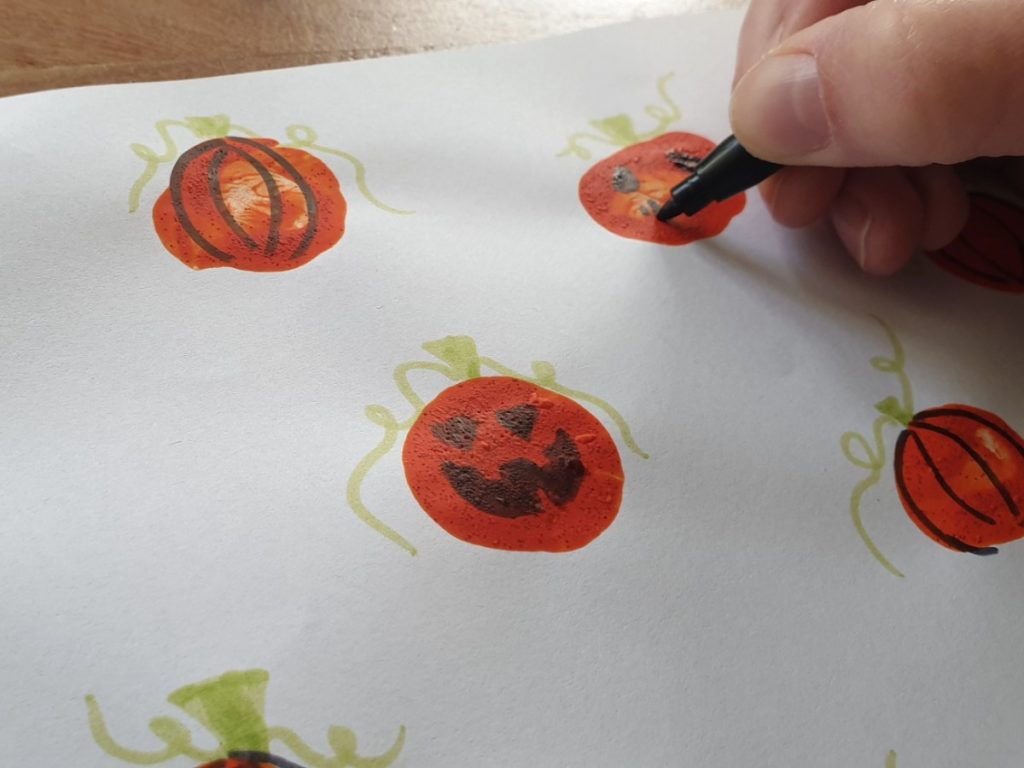 pompoenen stempelen van kastanjes