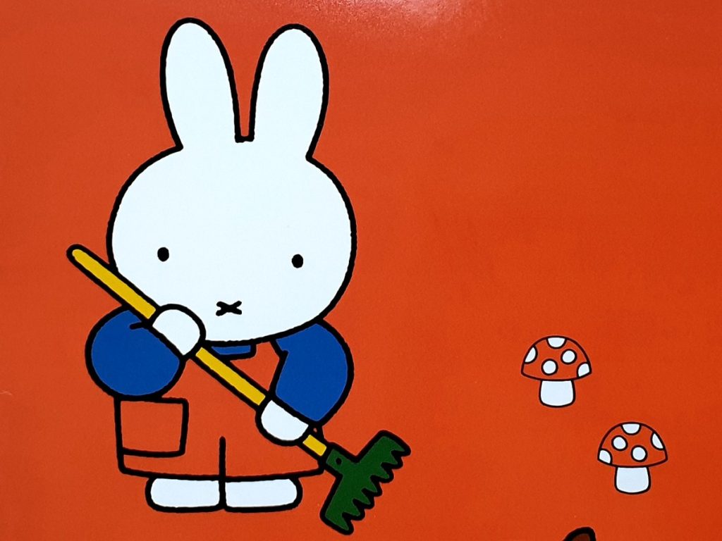 Nijntje en de seizoenen nijntje met paddenstoelen